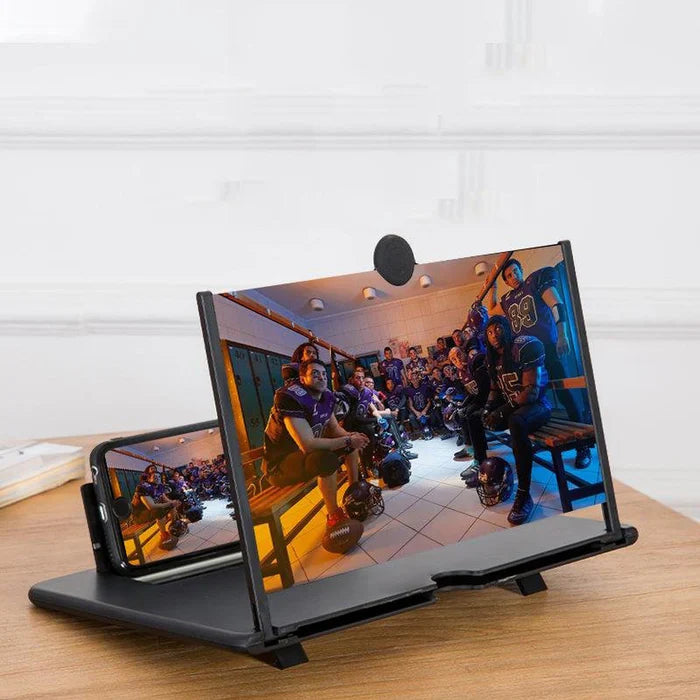 User enjoying Tu Cine Portátil outdoors